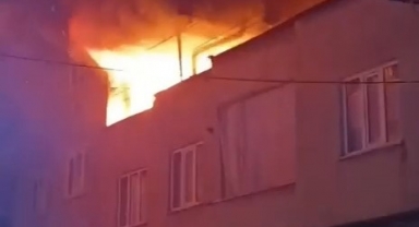 Bursa'da bir evin çatısı alev alev yandı