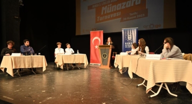 Bursa'da münazarada fikirler yarıştı
