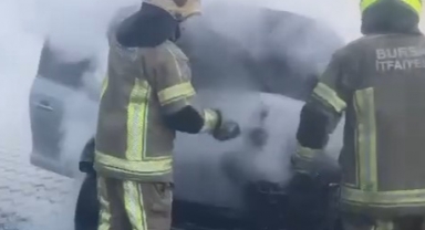 Bursa’da otomobil alev alev yandı