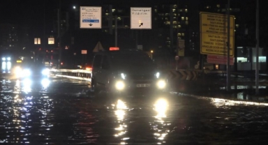 Bursa'da sağanak yağış hayatı olumsuz etkiledi
