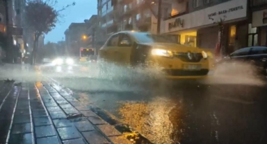 Bursa güne yağmur ve şimşeklerle uyandı