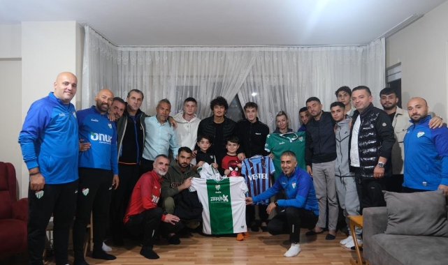 Bursaspor'dan yüzüne biber gazı sıkılan çocuğa ziyaret