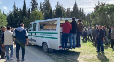 Cinnet kurbanı anne ve oğulları toprağa verildi