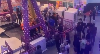 Çocukların bindiği oyuncak devrildi