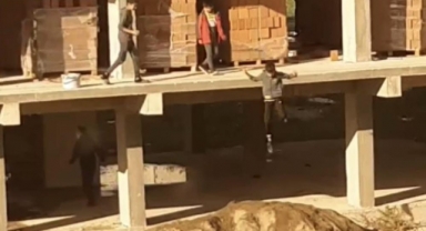 Çocukların inşatta tehlikeli oyunu