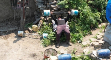 Dağ başında tek başına yaşıyor