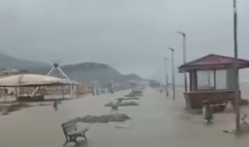 Deniz karayla birleşti, yollar göle döndü