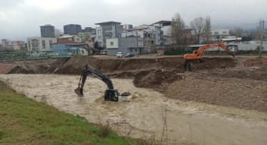 Dere ıslah çalışması yapan kepçe sulara kapıldı