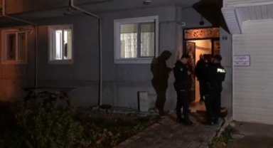 Eve giren hırsızlar kapıyı içeriden kilitledi