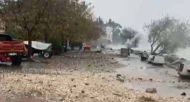Gemlik'te deniz taştı, gemi yan yattı