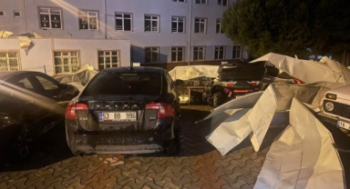 Gemlik’te okulun çatısı araçların üzerine uçtu
