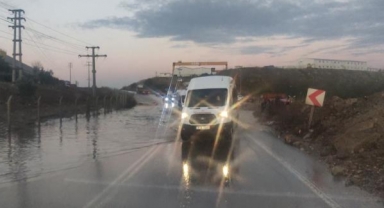 Gemlik’te sel suları trafiği olumsuz etkiliyor