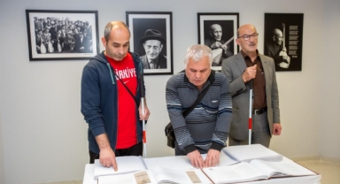 Göremedikleri fotoğrafları, dokunarak anladılar
