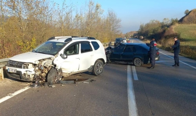 İnegöl'de 2 araç kafa kafaya çarpıştı: 3 yaralı