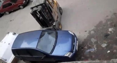 İş yerinin önünü kapatan aracı forklift ile kaldırdı!