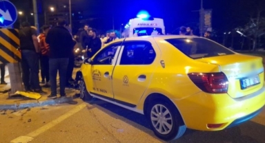 Kırmızı ışıkta geçen otomobil ticari taksiye çarptı
