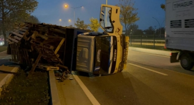 Lastiği patlayan kamyonet devrildi