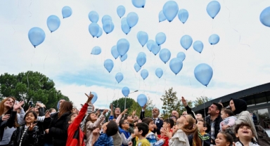 Mavi balonlar Filistinli çocuklar için gökyüzüne bırakıldı