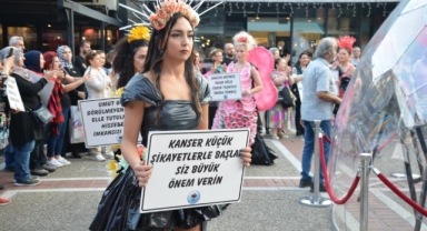 Meme kanserine dikkat çekmek için ilginç defile