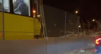Metro raylarına ağaç düştü, seferler bir süre durdu