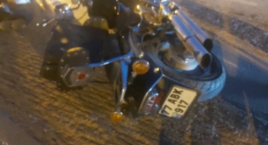 Motosiklet traktöre çarptı: 2 yaralı
