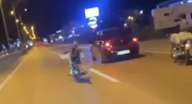 Motosikletlerle ölümüne yarış yaptılar