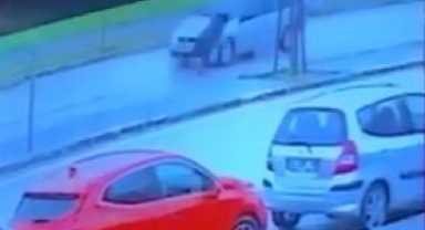 Otomobilin önüne kendini böyle attı