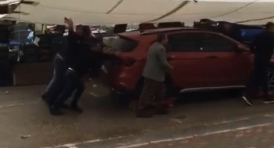 Pazar alanında unutulan otomobili böyle kaldırdılar