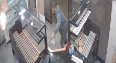 Sadaka kutusunu çalan hırsız kamerada