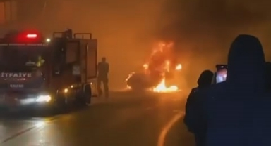 Seyir halindeki otomobil alev alev yandı