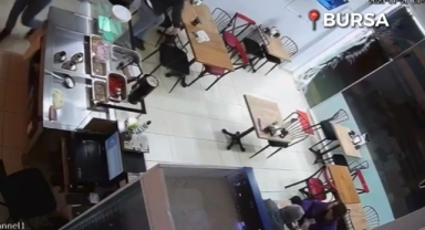 Şiddetli rüzgar kapıyı böyle parçaladı