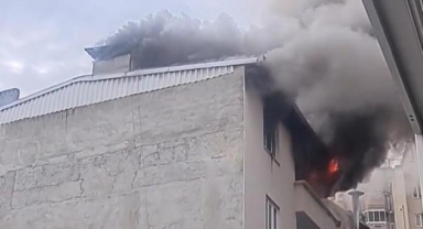 Sinir krizi geçirdi, ailesinin bulunduğu evi yaktı