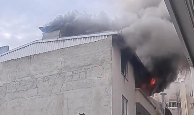 Sinir krizi geçirdi, ailesinin bulunduğu evi yaktı