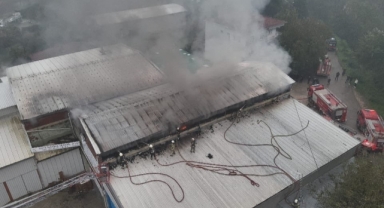 Sünger imalat ve depolama tesisi alev alev yandı