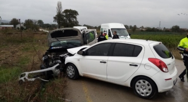 Ticari araç ile otomobil kafa kafaya çarpıştı: 5 yaralı
