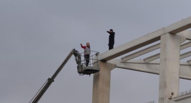 Vinçle gönderilen dövizleri elleriyle yırttı