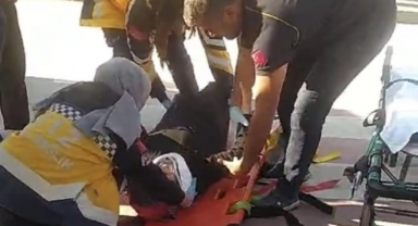 Yaralı eşinin elini hiç bırakmadı