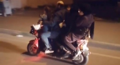 Yarım düzine bir motosiklete bindiler