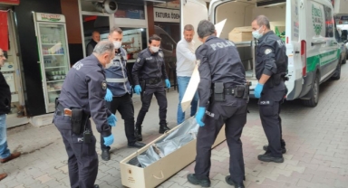 Yaşlı adam evinde ölü bulundu.