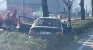 Ağaca çarpan sürücü hastanelik oldu