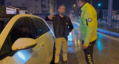 Aracını yolun ortasına çekerek uyuyakaldı