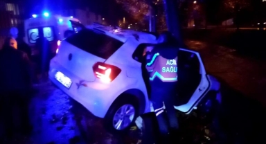 Arkadaşı aracı kaçırdı, ehliyetsiz sürücü ağaca çarptı