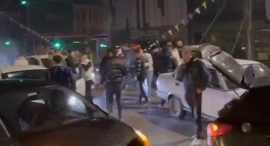Asker konvoyu yolu kapattı, çiftetelli oynadılar