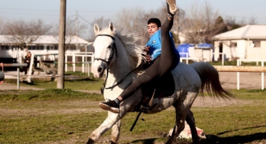 At üzerinde inanılmaz gösterilere imza atıyor