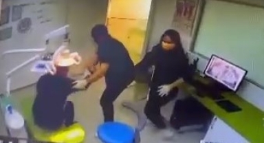 Birisi hastasını kucakladı diğeri çayını içti