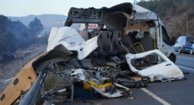 Bolu'da minibüs kağıt gibi yırtıldı: 1 ölü