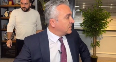 Canlı yayın esnasında depreme yakalandı