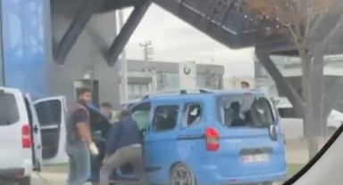 Elindeki sopayla sürücüyü böyle darp etti