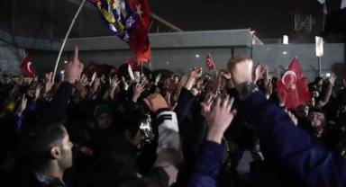 Fenerbahçe ve Galatasaray yurda döndü