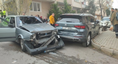 Freni boşaldı, park halindeki araca çarptı